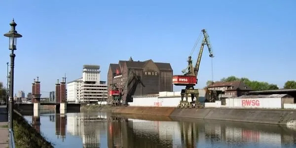 hafenbecken mit kran in duisburg