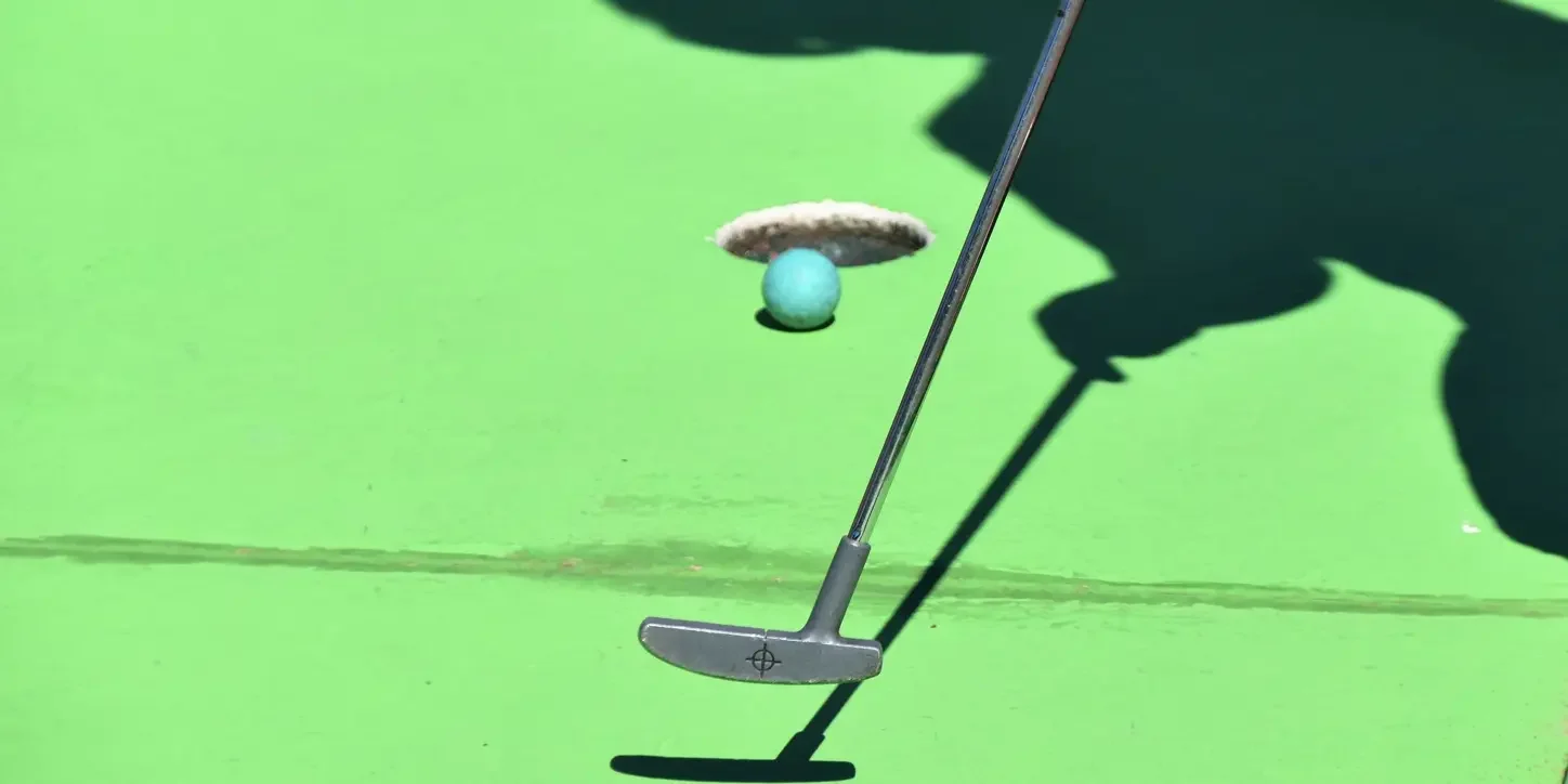 Minigolf am See auf Klassenfahrt nach Duisburg